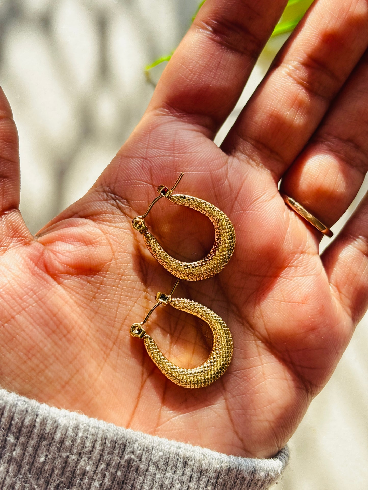 Stipple Oval Hoops