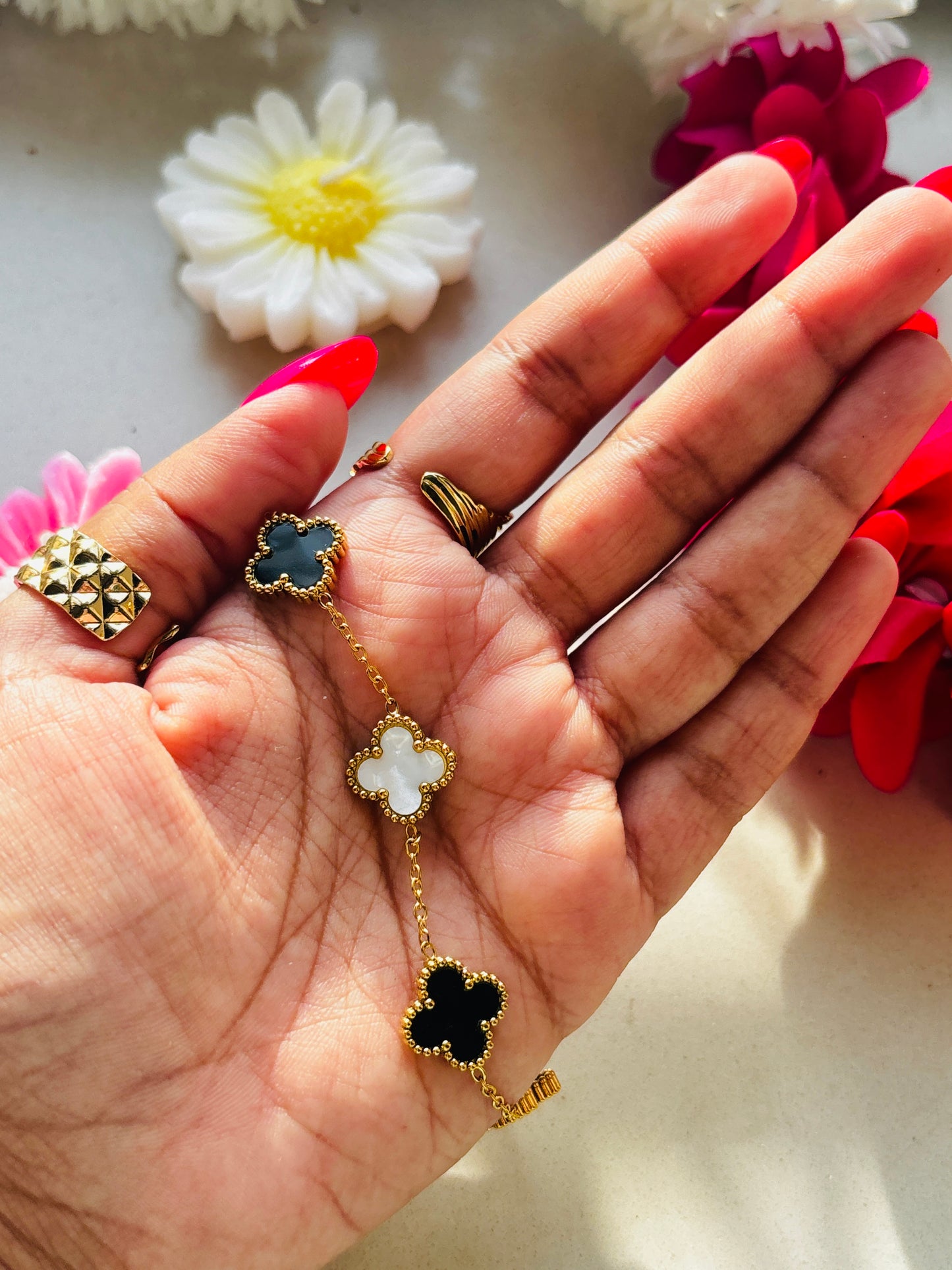 Black & White Reversible Clover