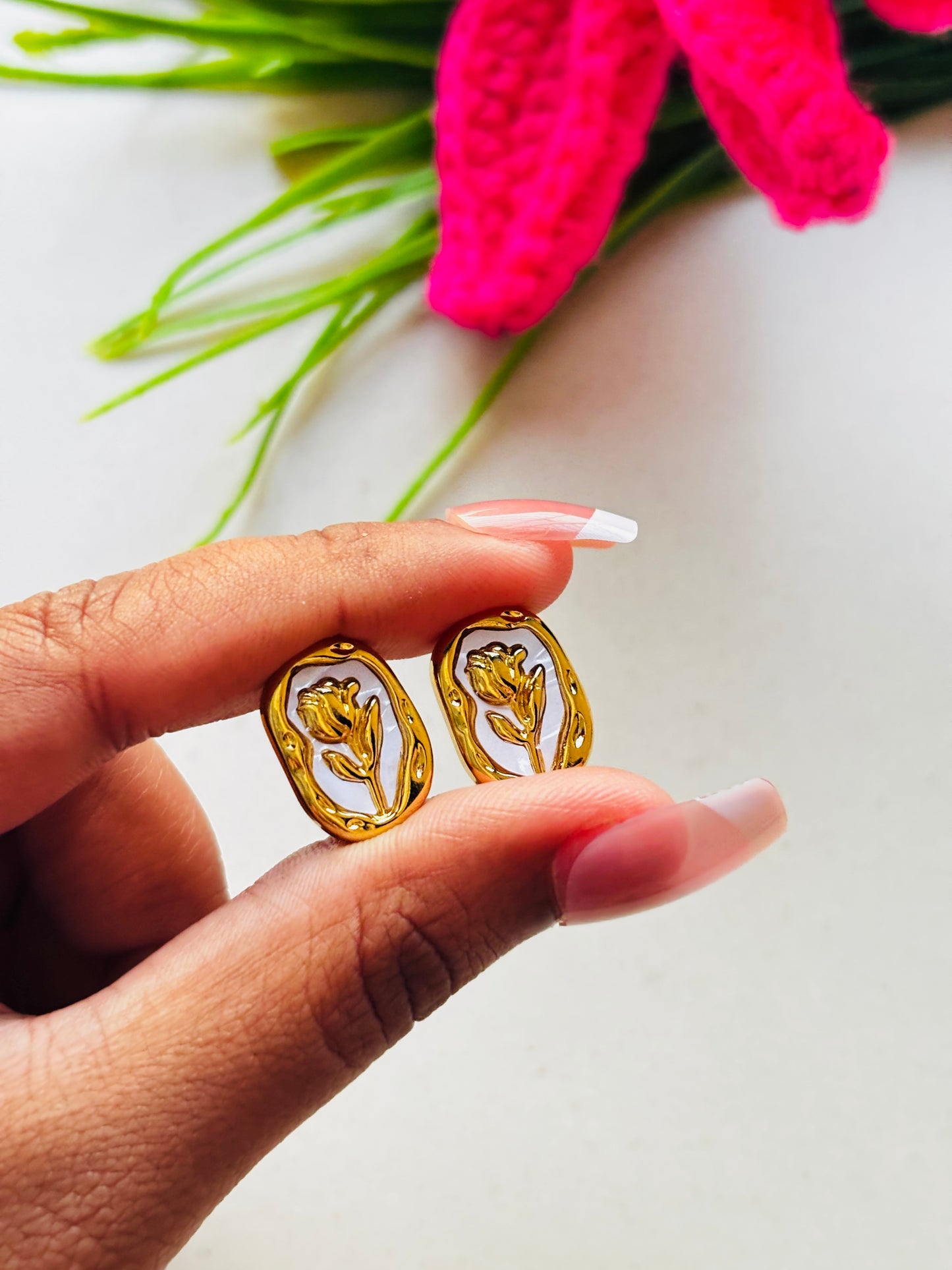 Tulip Enamel White Pendant Set